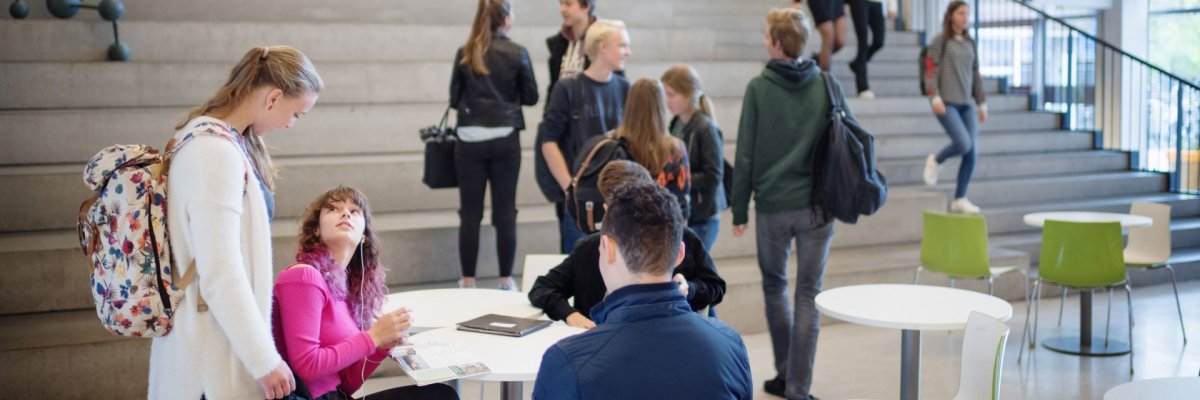 Meerdere scholieren op een trap